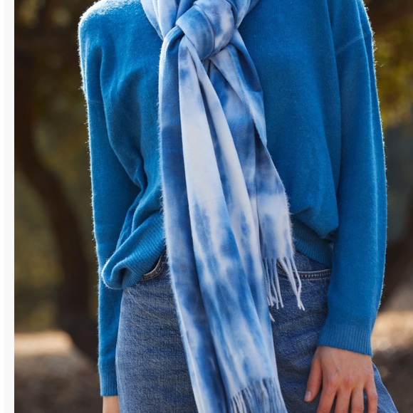 Virginia Wolf Blue Tie Dye Knit Scarf - Picture 3 of 4
